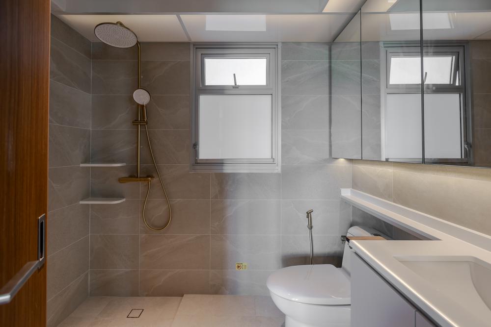 Modern Bathroom with Countertop and Homogeneous Tiles