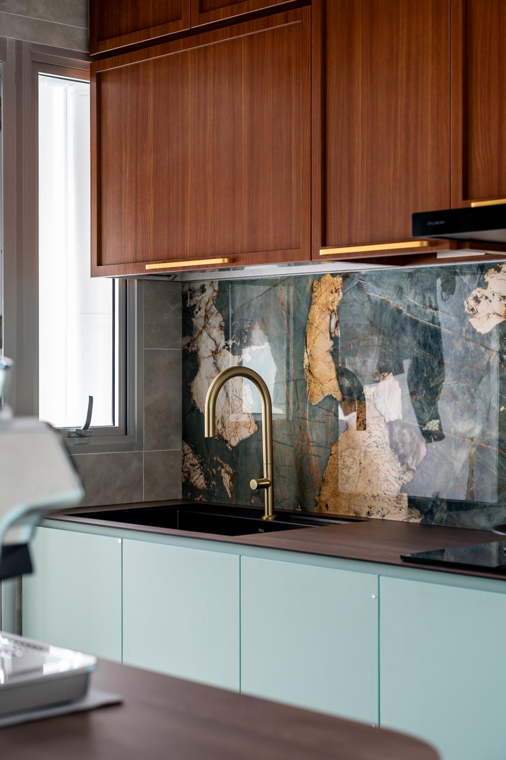 Modern Kitchen with Kitchen Backsplash and Kitchen Tap