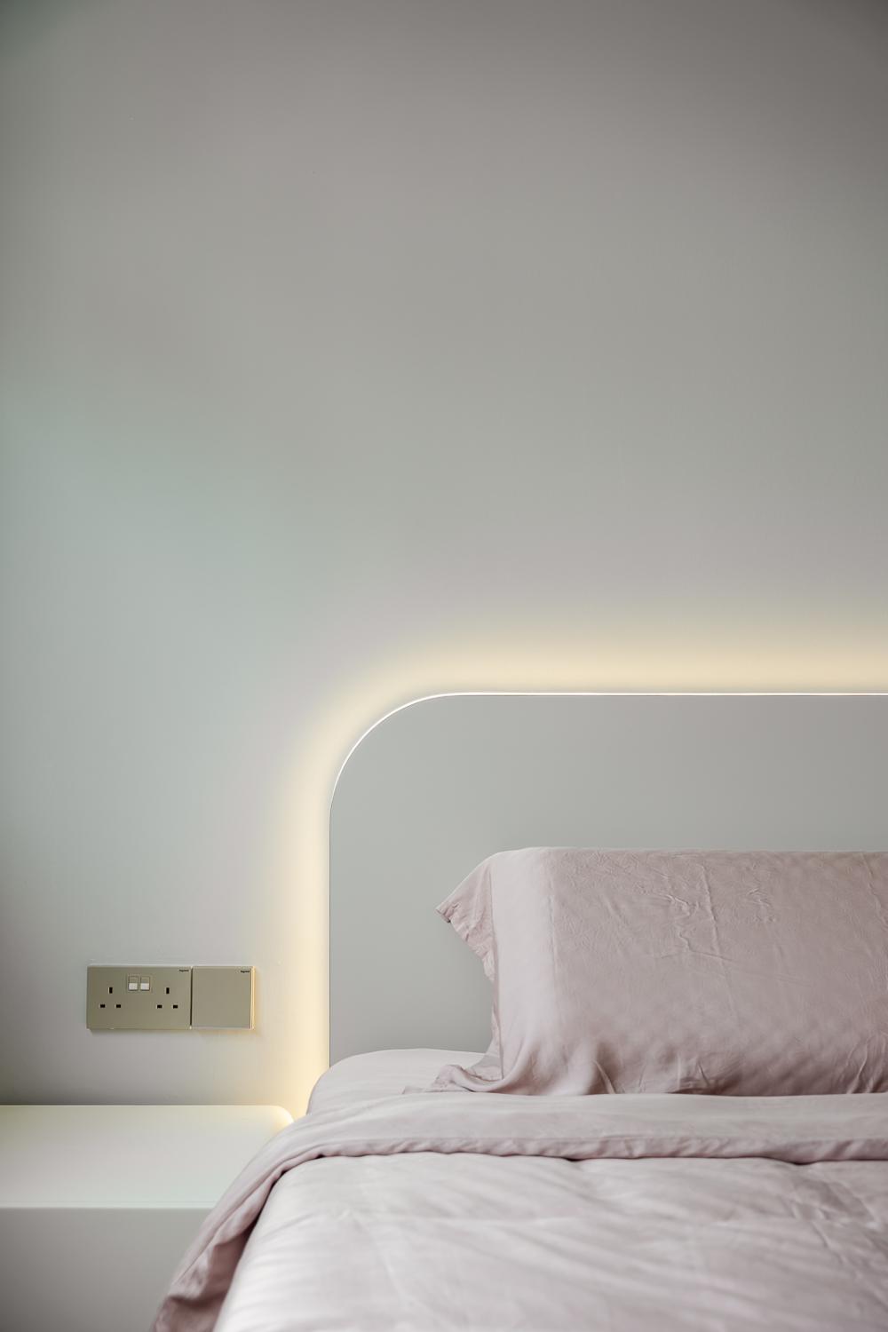 Modern Bedroom with Vinyl Flooring and Homogeneous Tiles