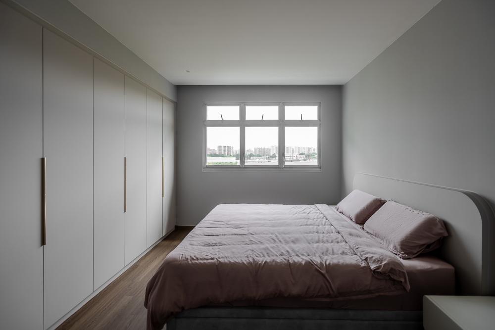 Modern Bedroom with Vinyl Flooring and Drop Light