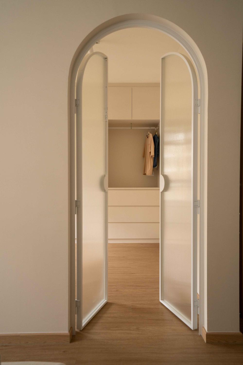 Minimalist Walk-in Wardrobe with Vinyl Flooring and Mirror