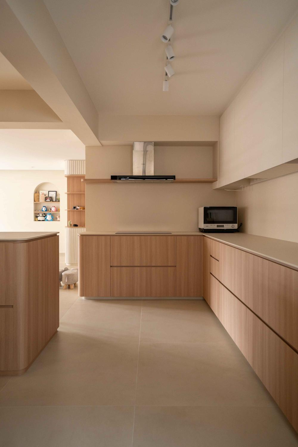 Minimalist Kitchen with Countertop and Open Kitchen