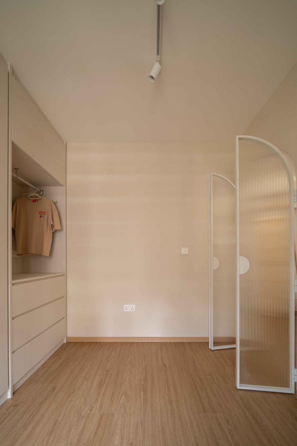 Minimalist Walk-in Wardrobe with Glass Door and Wardrobe