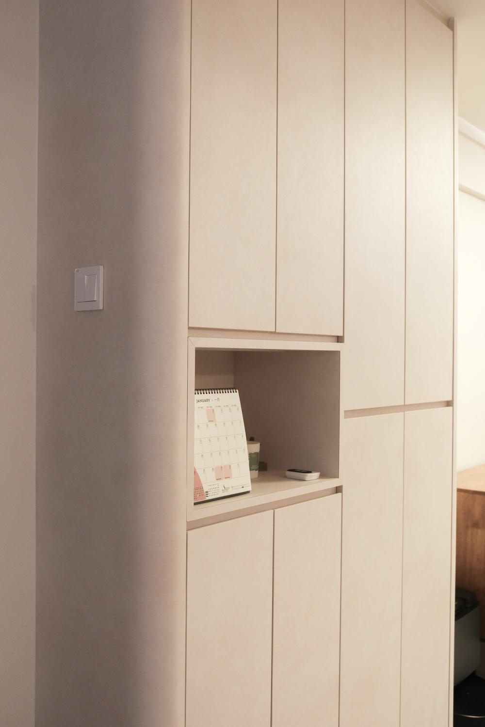 Scandinavian Entryway with Mirror and Seating Bench