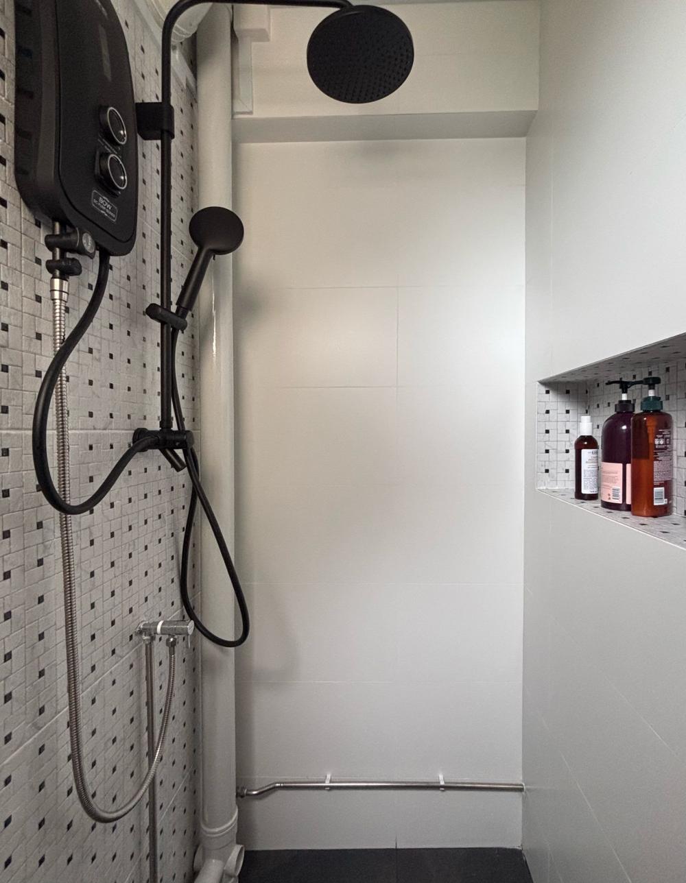 Minimalist Bathroom with Homogeneous Tiles and Rainshower