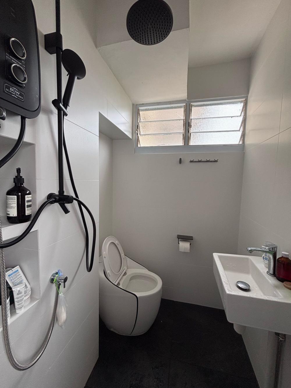 Minimalist Bathroom with Homogeneous Tiles and Rainshower