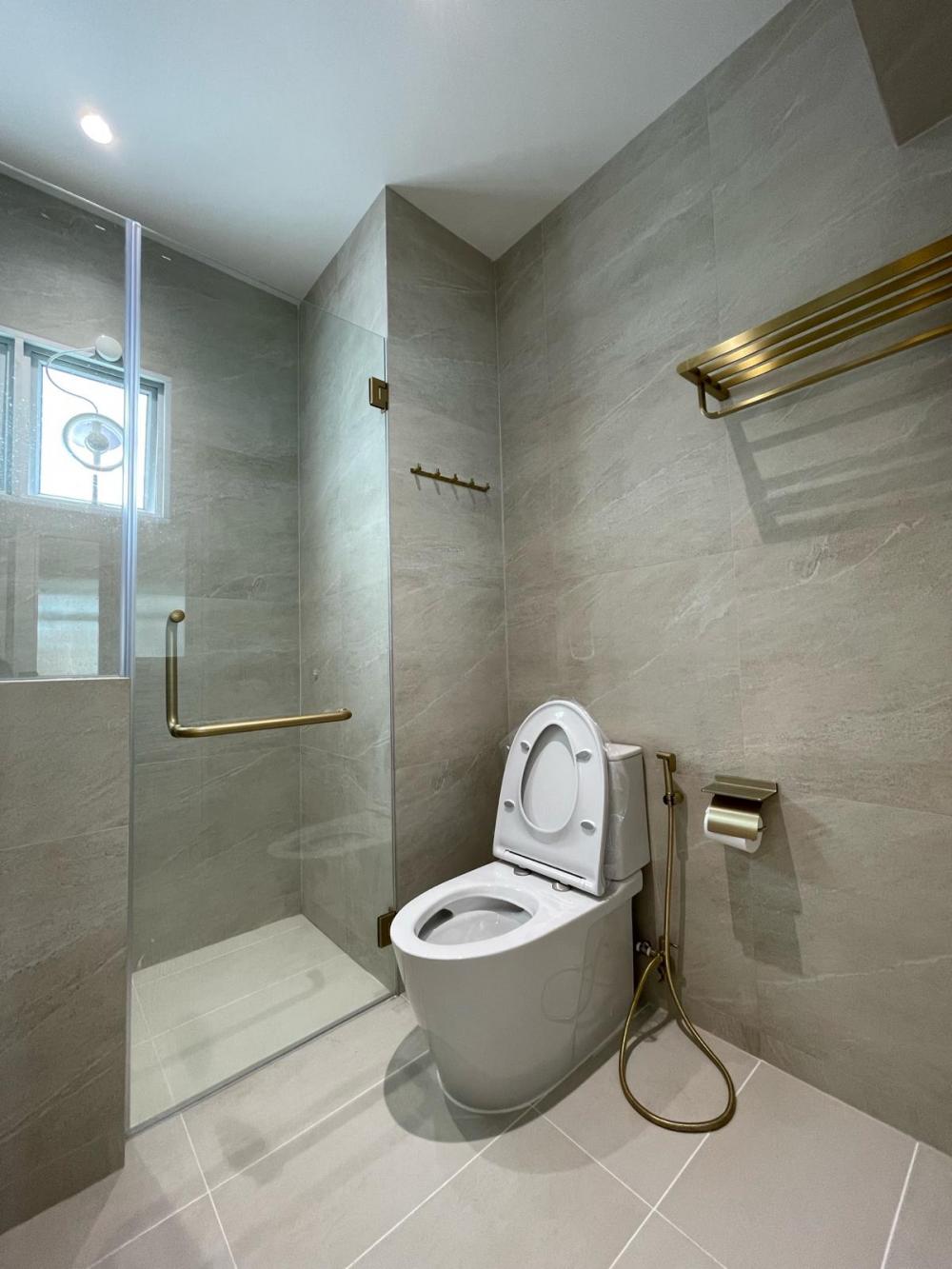 Modern Bathroom with Homogeneous Tiles and Shower Screen
