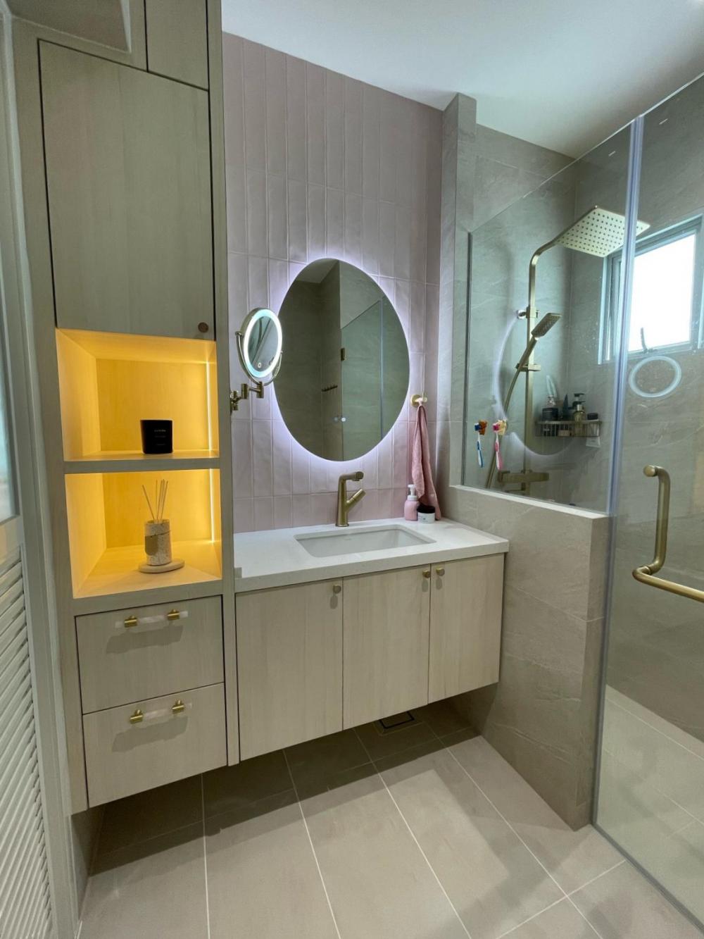 Modern Bathroom with Countertop and Homogeneous Tiles