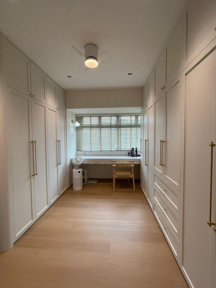Modern Walk-in Wardrobe with Vinyl Flooring and Wardrobe