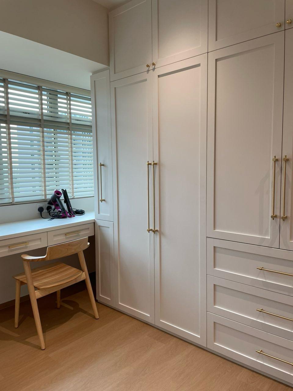 Modern Walk-in Wardrobe with Wardrobe and Vanity Counter