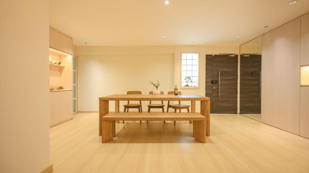 Modern Dining Room with Dining Table and Dining Chairs
