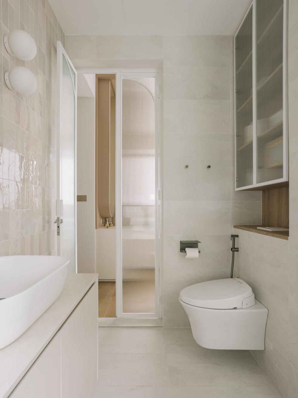 Scandinavian Bathroom with Homogeneous Tiles and Glass Door