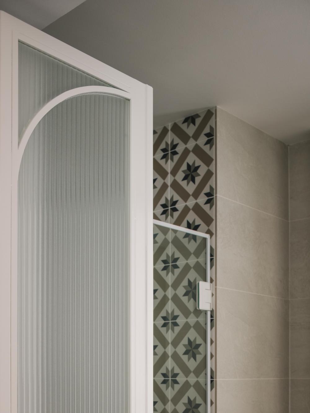 Scandinavian Bathroom with Homogeneous Tiles and Glass Door