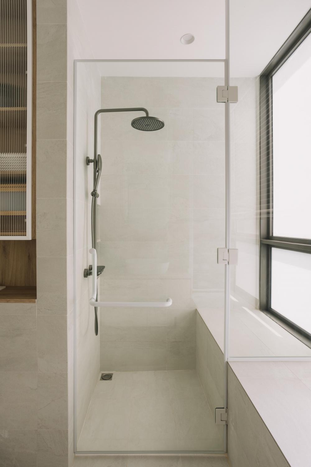 Scandinavian Bathroom with Homogeneous Tiles and Shower Screen