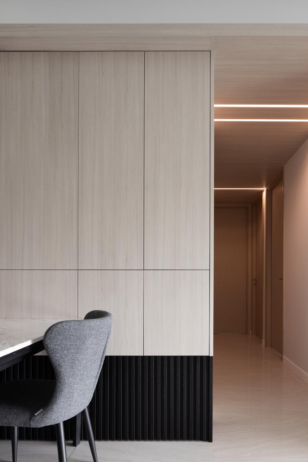 Contemporary Living Room with Homogeneous Tiles and Feature Wall