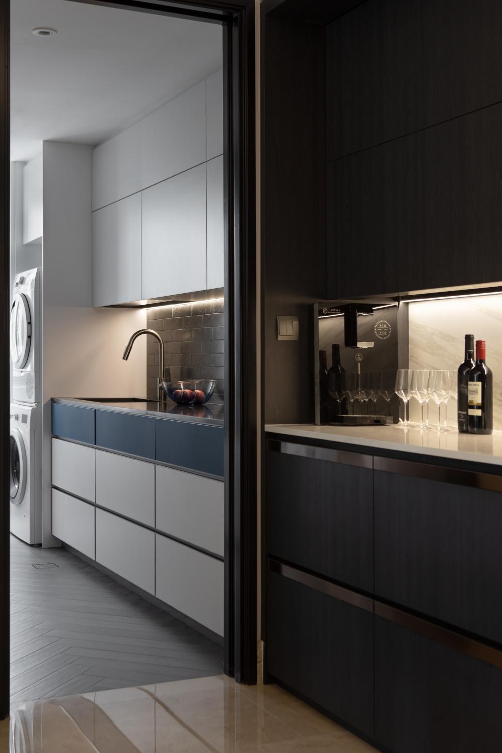 Modern Kitchen with Countertop and Homogeneous Tiles