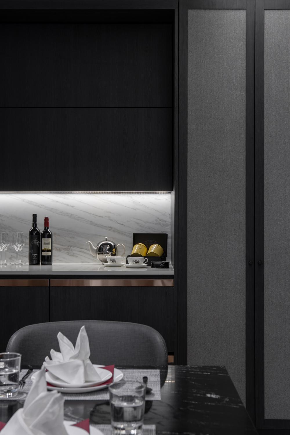Modern Home Bar with Countertop and Bar Counter