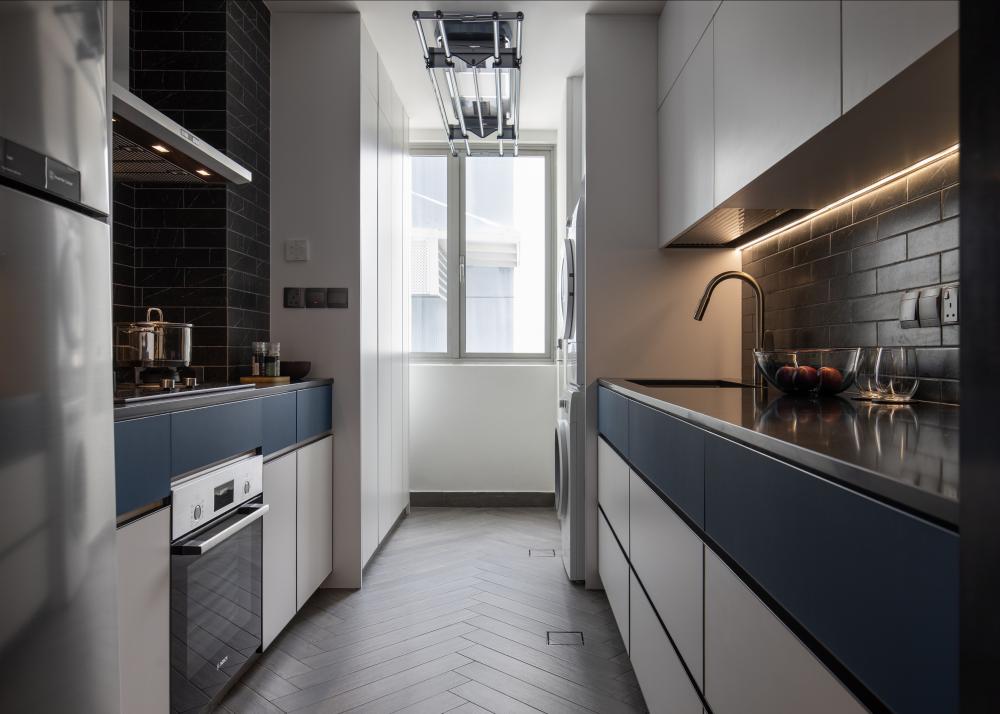 Modern Kitchen with Countertop and Homogeneous Tiles