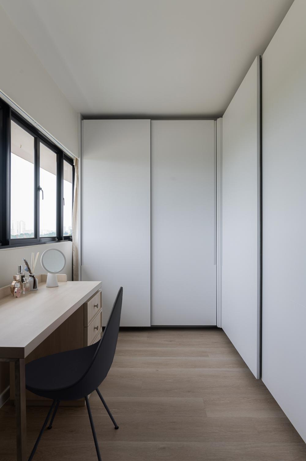 Contemporary Walk-in Wardrobe with Mirror and Cove Lighting