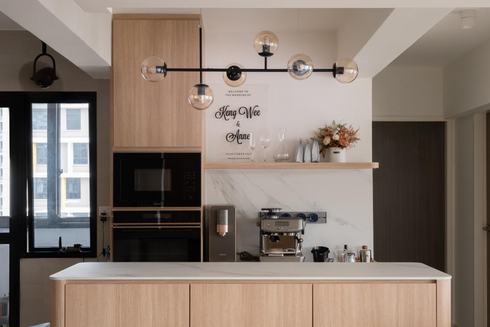Scandinavian Kitchen with Breakfast Counter and Kitchen Backsplash