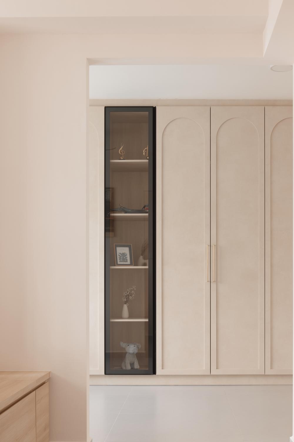 Asian Walk-in Wardrobe with Wardrobe and Small Storage