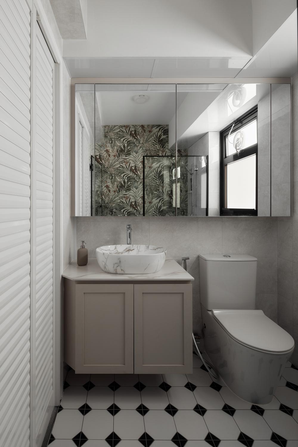 Modern Bathroom with Countertop and Mirror
