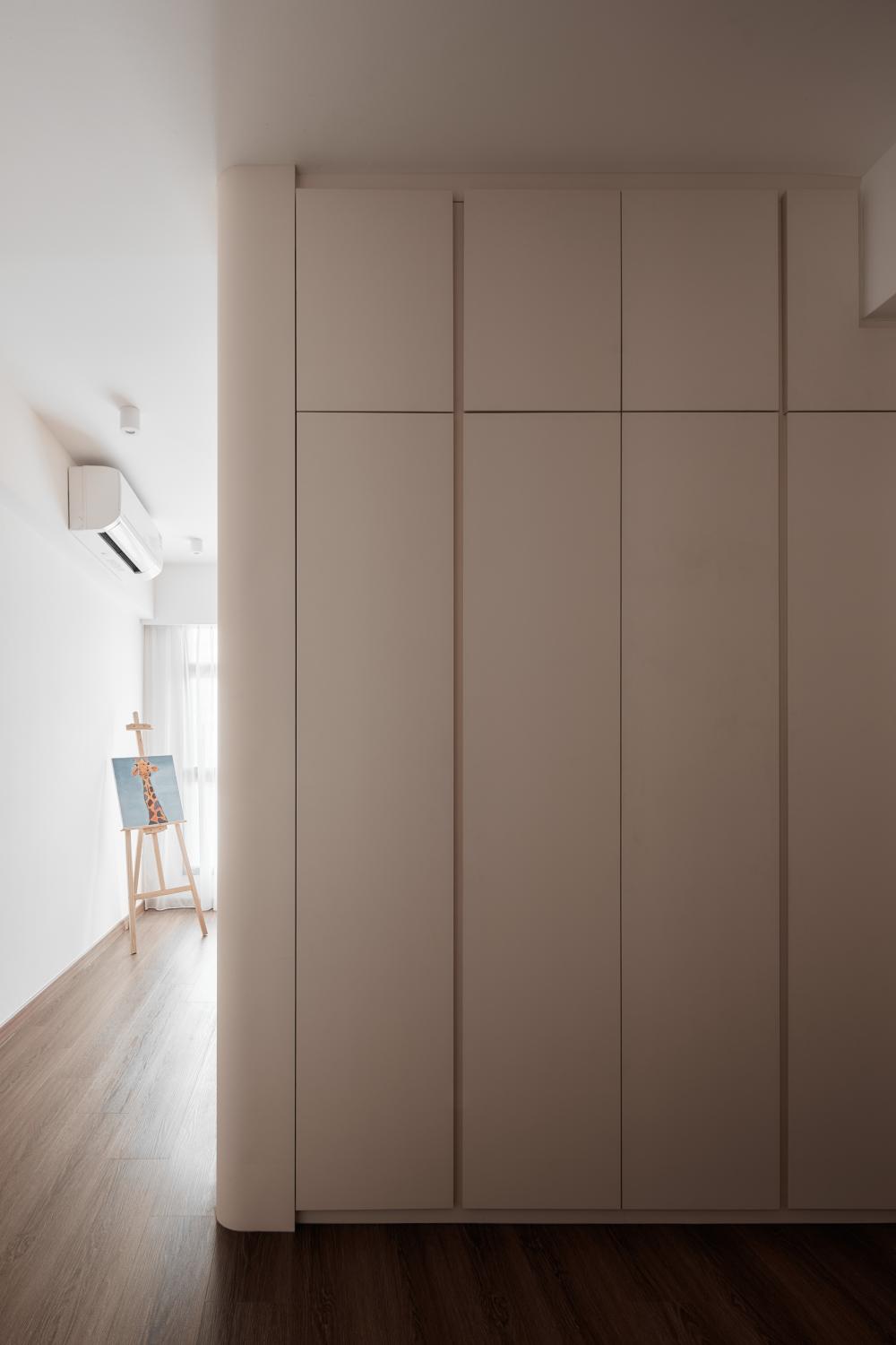 Modern Walk-in Wardrobe with Wardrobe and Clothes Storage