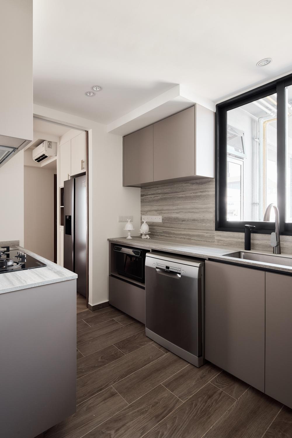 Modern Kitchen with Countertop and Wood Flooring