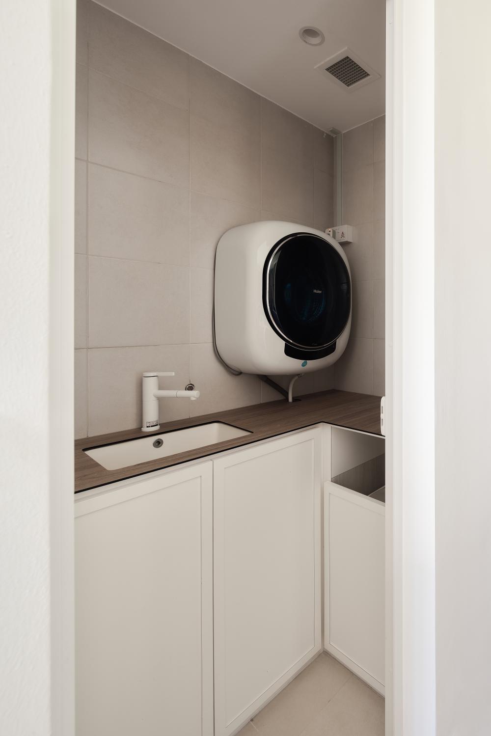 Modern Kitchen with Washing Machine and Kitchen Tap