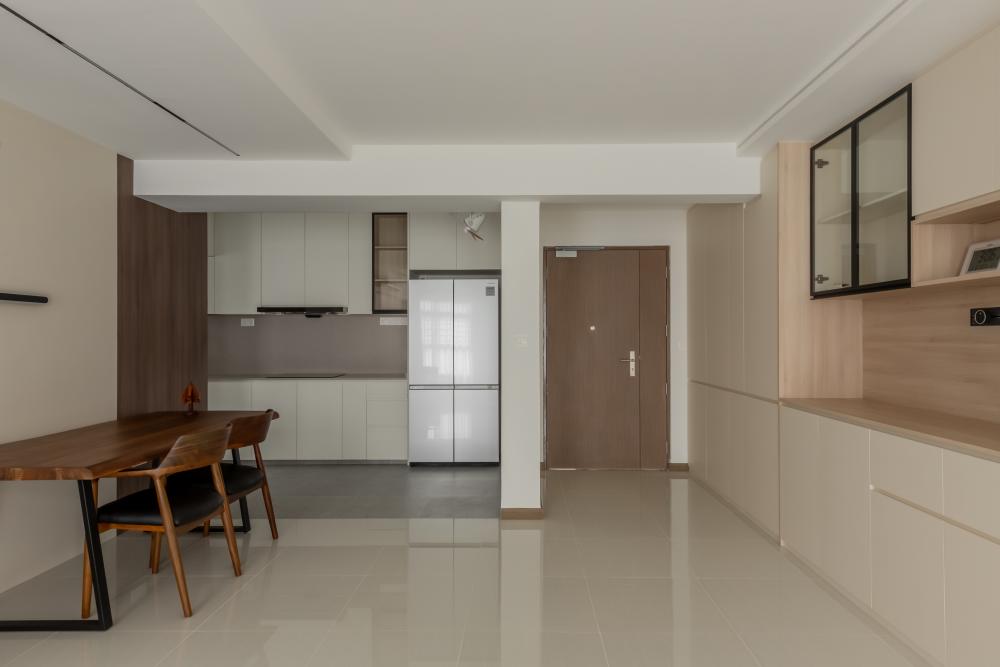 Modern Dining Room with Cove Lighting and Dining Table