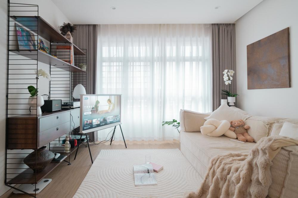 Minimalist Living Room with Vinyl Flooring and Bay Window