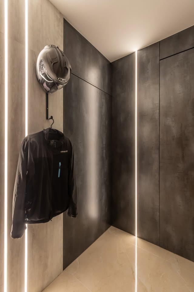 Modern Walk-in Wardrobe with Wardrobe and Small Storage