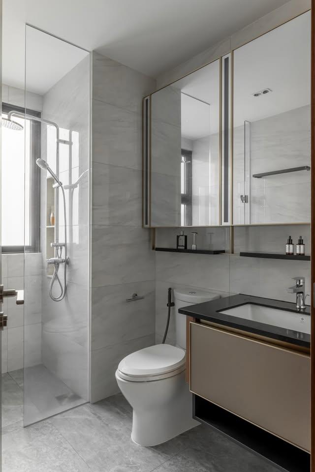 Modern Bathroom with Mirror and Showers