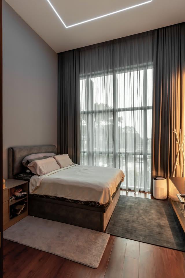 Modern Bedroom with Queen Bed and Bed