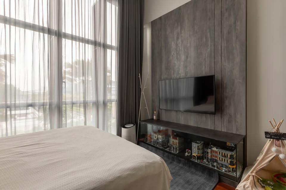 Modern Bedroom with Queen Bed and Bed