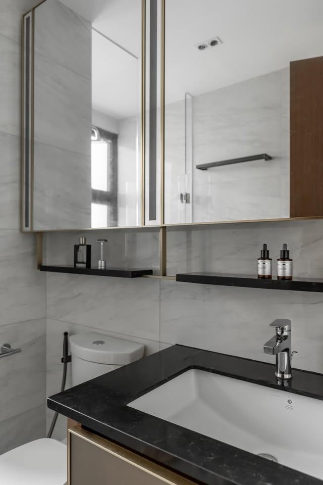 Modern Bathroom with Mirror and Wall Mirror