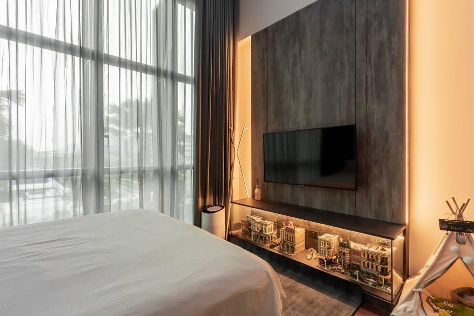 Modern Bedroom with Queen Bed and Bed