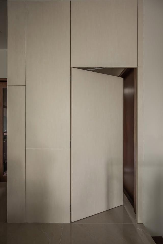 Modern Walk-in Wardrobe with Wardrobe and Small Storage