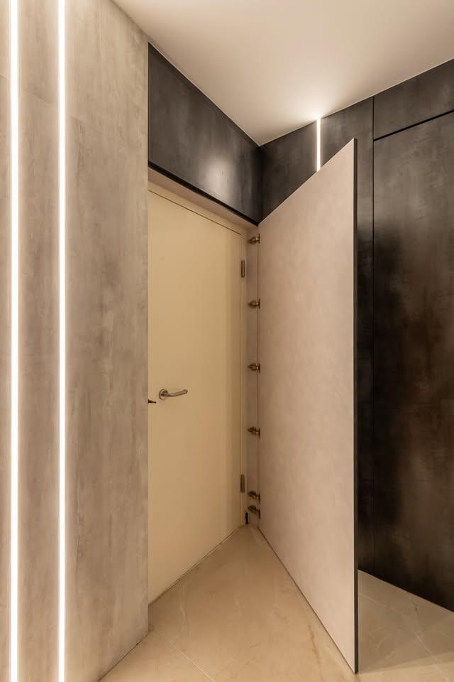 Modern Walk-in Wardrobe with Wardrobe and Small Storage