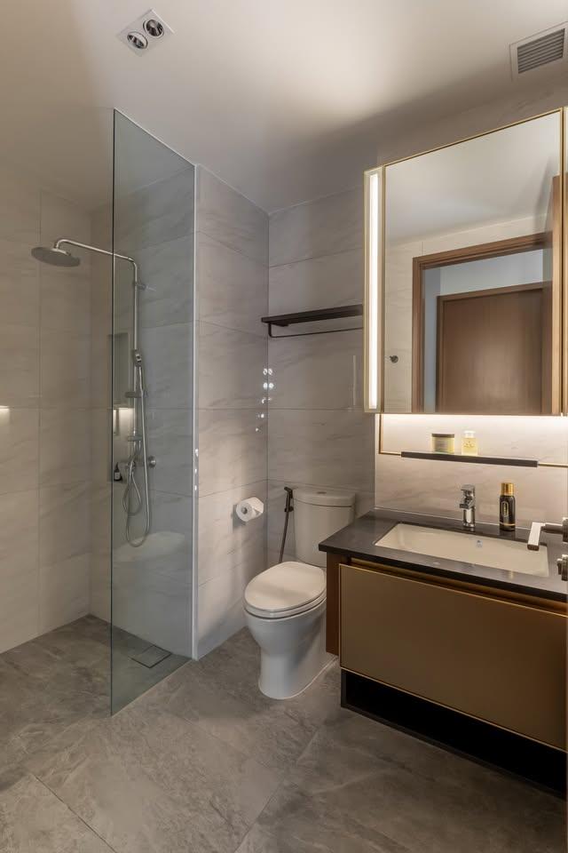 Modern Bathroom with Mirror and Showers