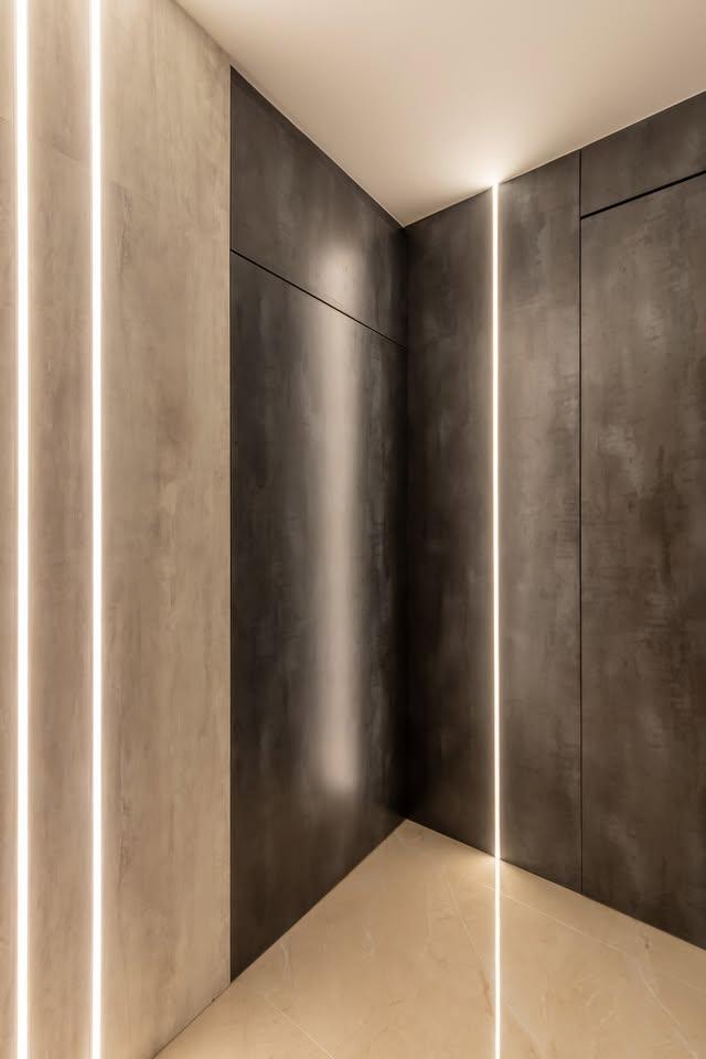 Modern Walk-in Wardrobe with Wardrobe and Small Storage