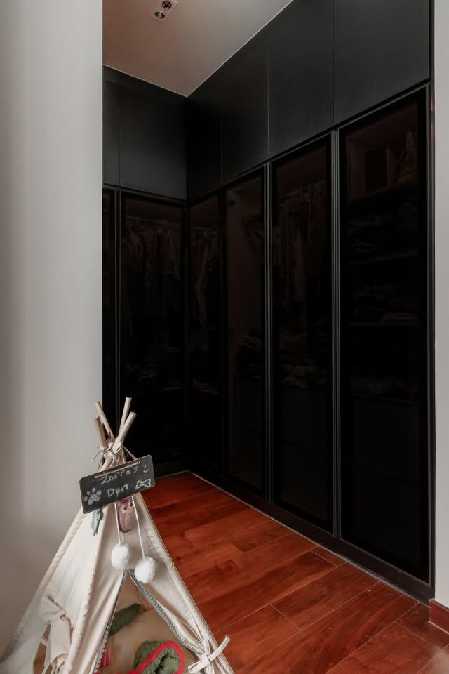 Modern Bedroom with Wardrobe and Flooring