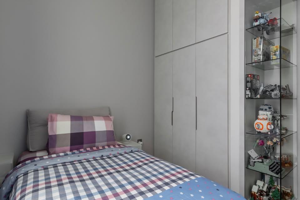 Modern Bedroom with Wardrobe and Single Bed