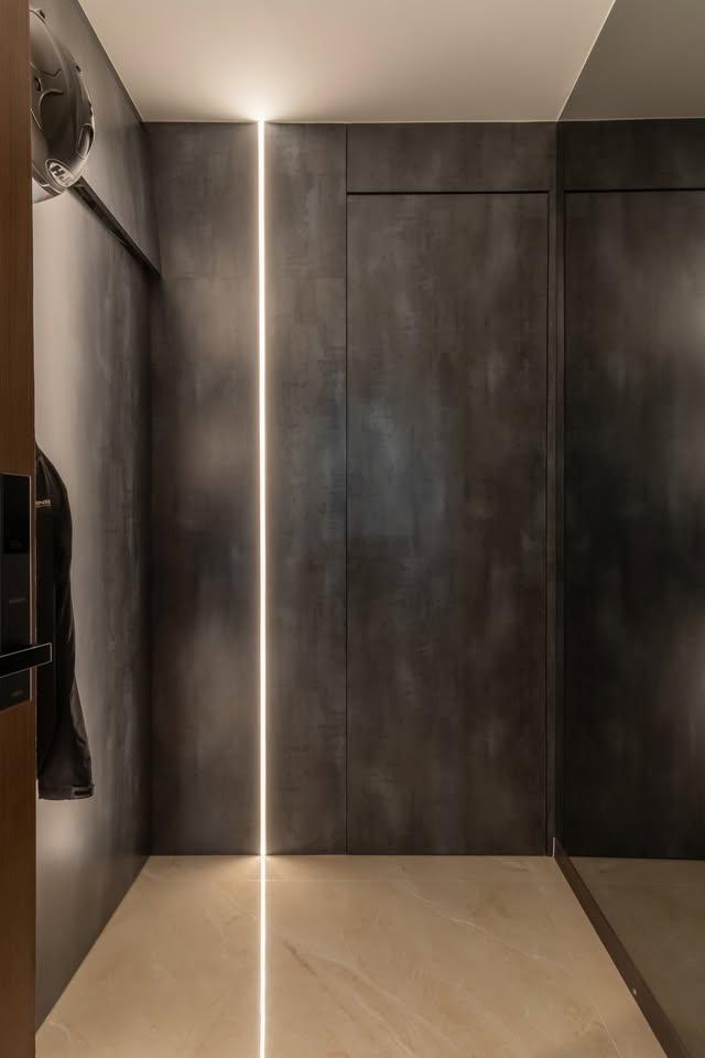 Modern Walk-in Wardrobe with Wardrobe and Small Storage