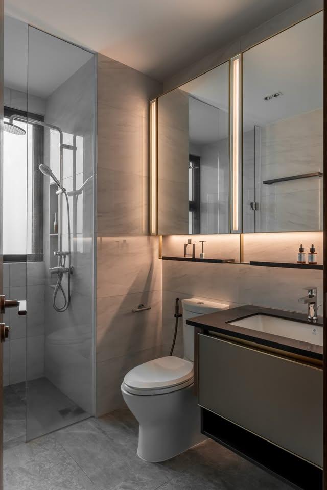 Modern Bathroom with Mirror and Showers