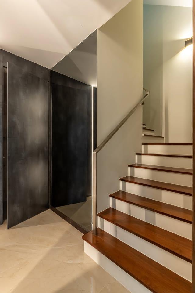 Modern Walk-in Wardrobe with Wardrobe and Small Storage