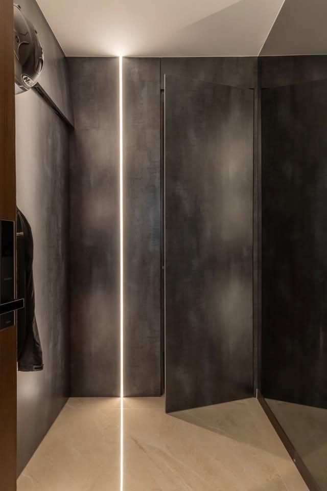 Modern Walk-in Wardrobe with Wardrobe and Small Storage