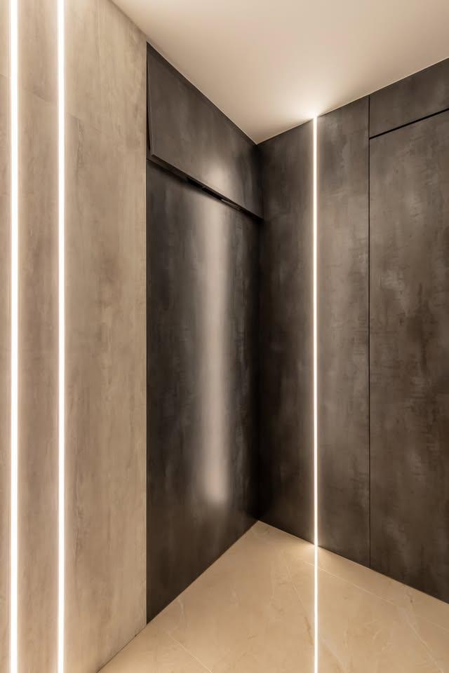 Modern Walk-in Wardrobe with Wardrobe and Small Storage