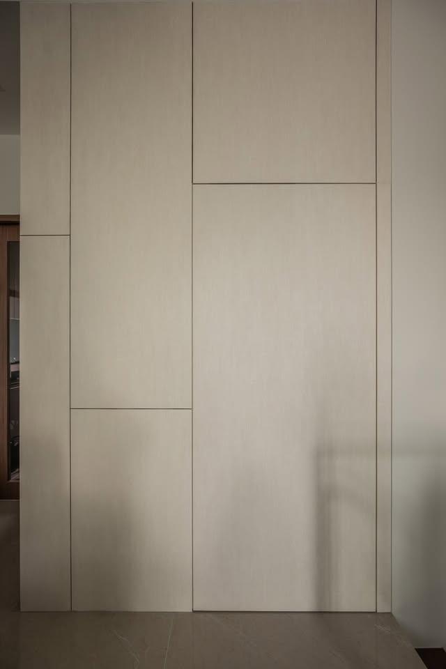 Modern Walk-in Wardrobe with Wardrobe and Small Storage