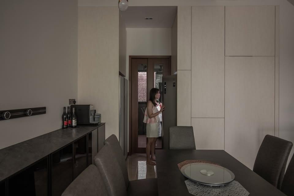 Modern Dining Room with Dining Table and Dining Chairs
